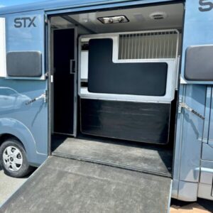 LCM Master 2023 bleu camion cheval le cheval mobile Lure